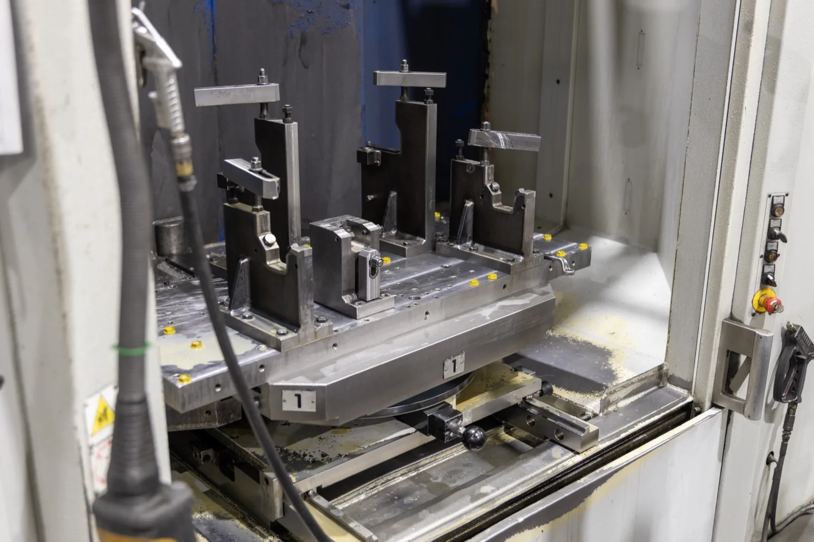 Operator using the Smart Anna dashboard on the factory floor